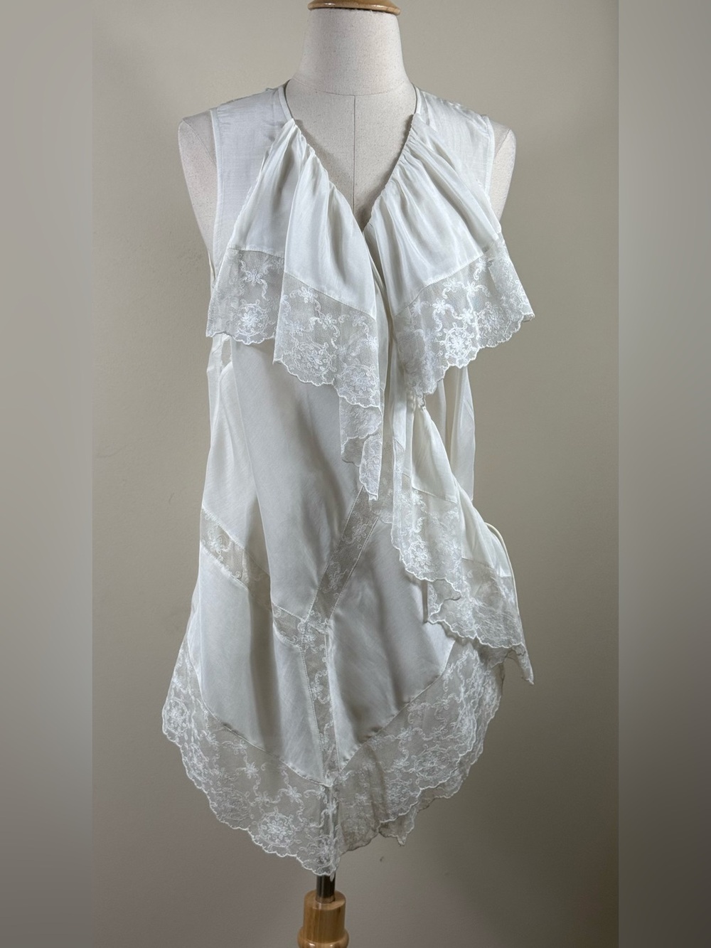 NWOT Barbara Bui White Lace and Silk Ruffle Top
Sz IT 36 Fits Sz 4-6